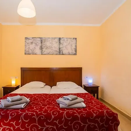 Aleksandra Spacious For 8 Guests, Heated Pool, Mountain Views *